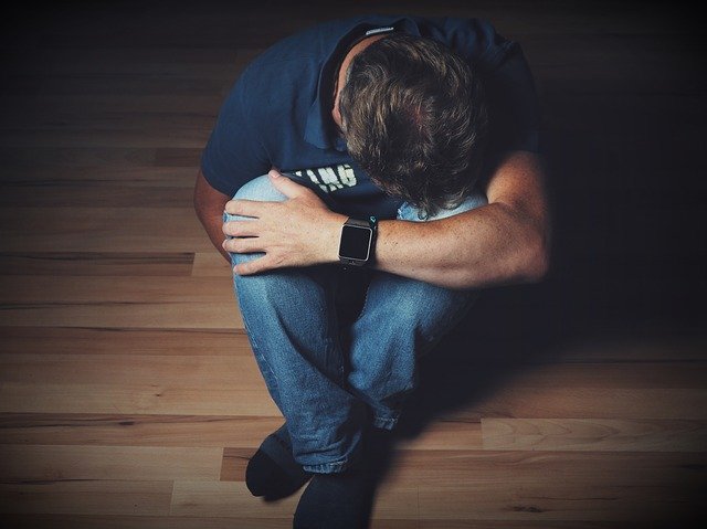 Man Depressed Sitting On The Floor  - HolgersFotografie / Pixabay